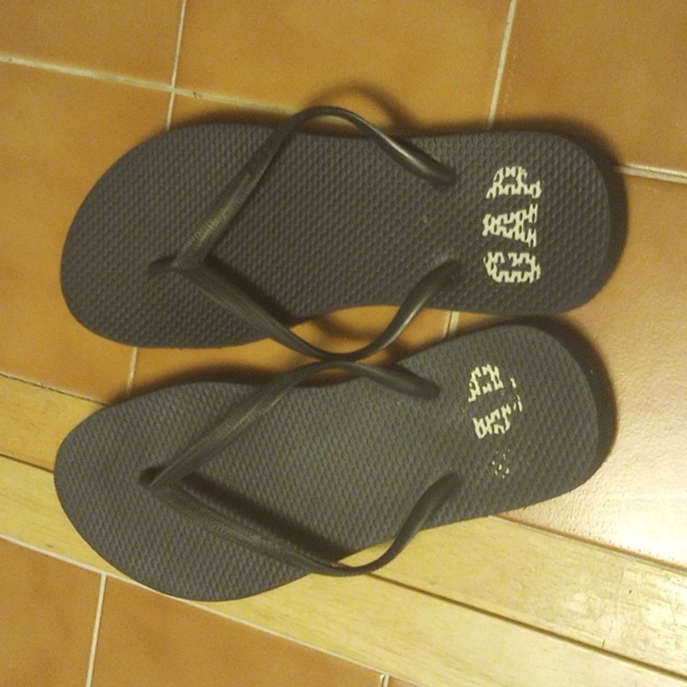 Size 8-9 gap sandals